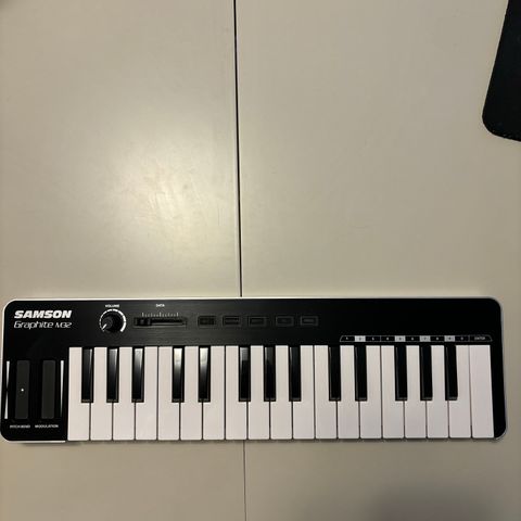 Samson Graphite M32 midi keyboard