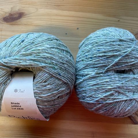 Pickles Merino Tweed, rød og grønn.