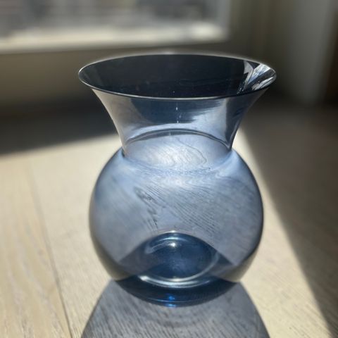 Pen vase fra Hadeland Glassverk selges