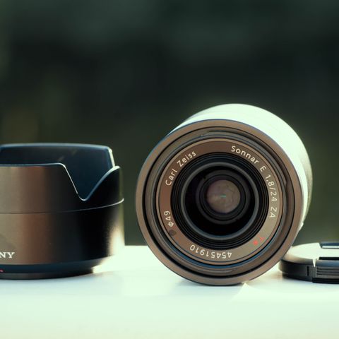 Sony Carl Zeiss Sonnar T* 24mm f1.8 E