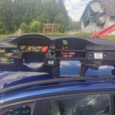 BMW dashbord m/koppholdere, airbag og skjermhus