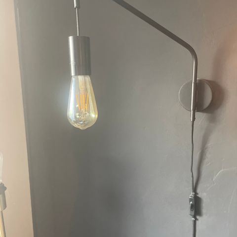 Vegglampe med pære selges