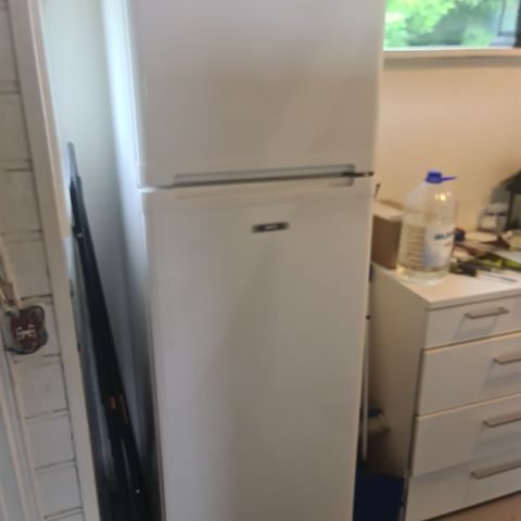 Fungerende kjøleskap med fryses gis bort