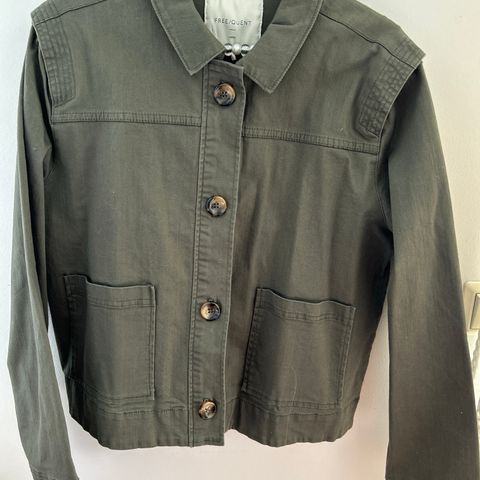 Mørk grønn jakke i canavas stoff fra free/quent str L. 98% bomull, 2%stretch. Ny