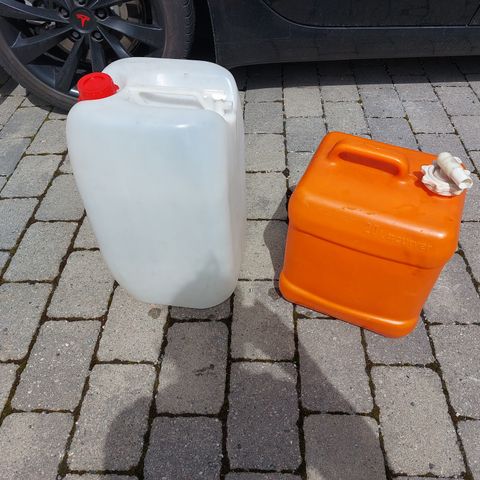 To plast dunker 20 liter og 27.5 liter