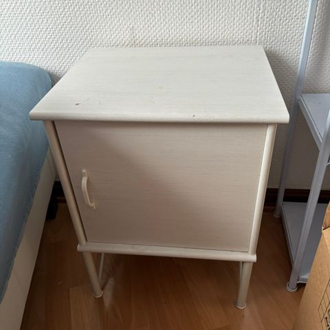 Hvit liten kommode / sidebord