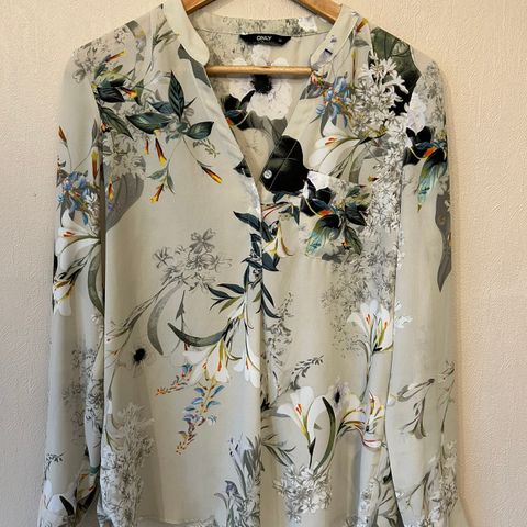 Bluse/skjorte med blomstermotiv