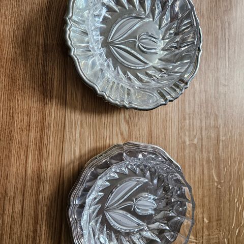 To glassåler med fat i sølvplett