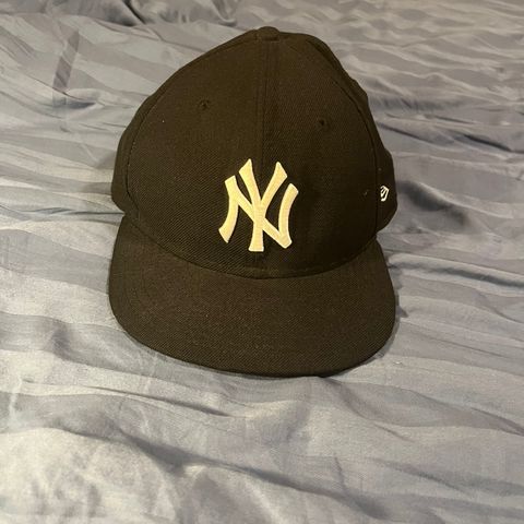 Selger en svart New York Yankees Caps