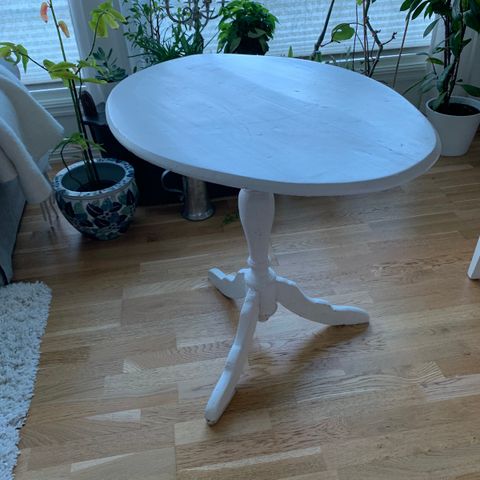 Gammel ovalt hvitmalt bord