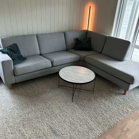 Grå sofa selges