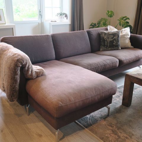 Brun sofa med sjeselong