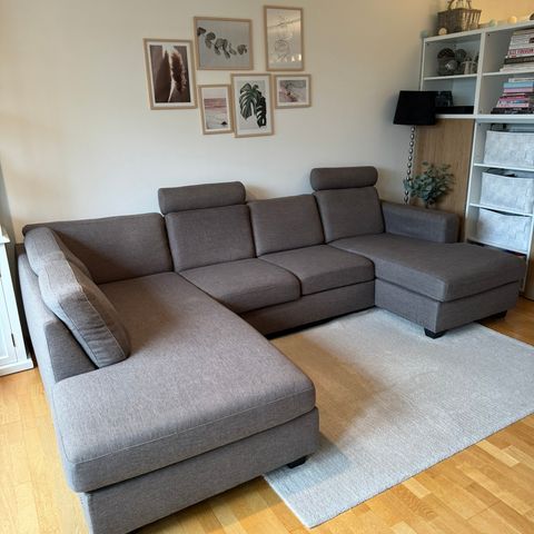 Sofa med sjeselong og hvilebenk