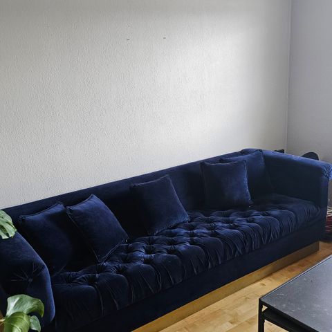 Blå velur sofa med messing