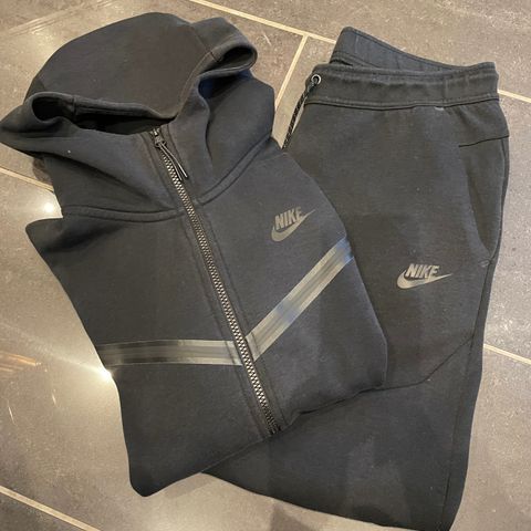 Nike tracksuit str. M