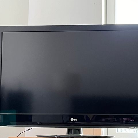 42'' LG TV selges for 200 kr (må hentes)