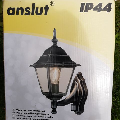 Anslut vegglampe med bevegelsessensor IP44 fra Jula