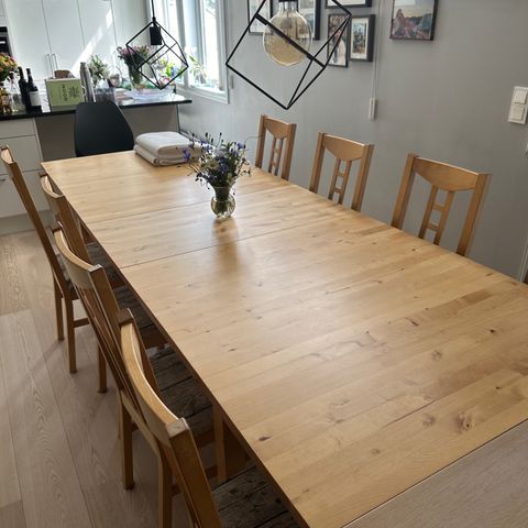 Heltre spisebord (bjørk) med 8 stoler
