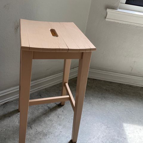 Heltre høy KRAKK. Sidebord. Malt. Bruksmerker. Bolia Skagen.