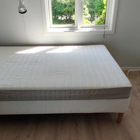 En fin seng til salgs