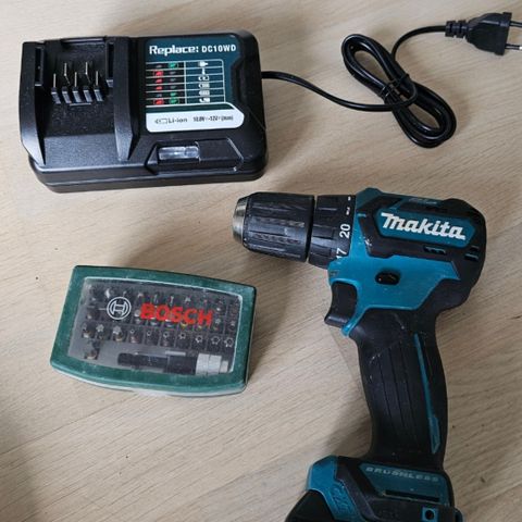 Makita Drill med batteri og lader og bits