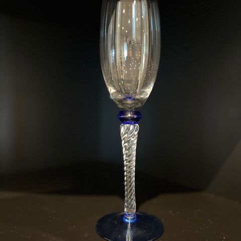 1 stk champagneglass med tvinnet stett og blå detaljer