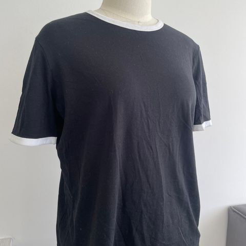 2 stk T-shirt  med dekorativ farget hals, Zara, (svart og hvit) se bilder.