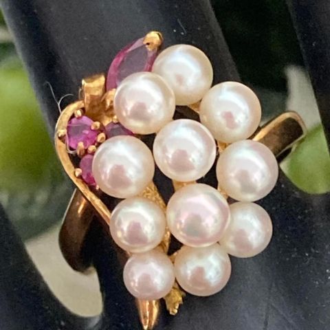 18 karat gull ring med akoya perler og rubiner