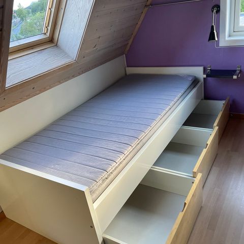 IKEA seng med 3 lagringskuffer