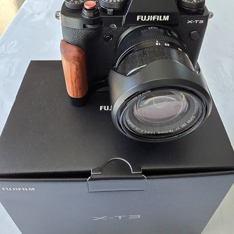 Fuji X-T3 med Fujinon 18-55mm og batterigrep