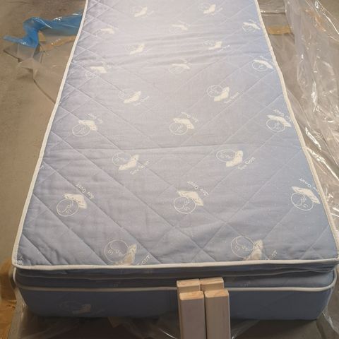 Pent brukt seng med overmadrass 90x200