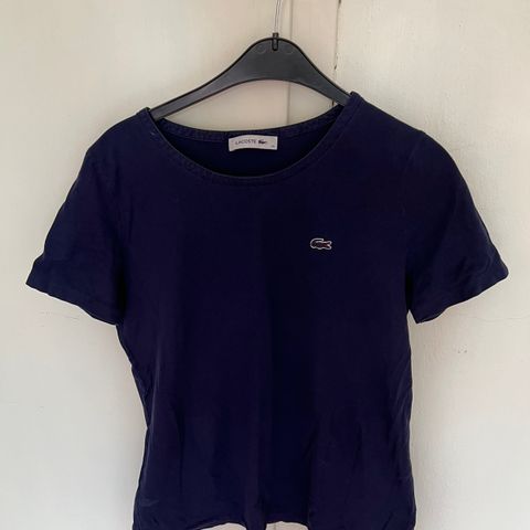 Ny pris! Mørkeblå Lacoste T-skjorte M