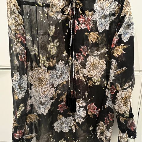 Stilig bluse med flott print fra HAUST