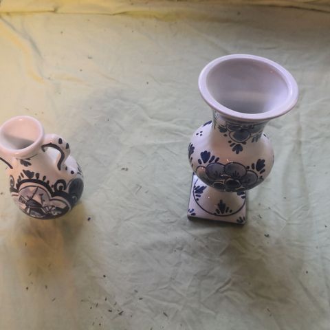 2 små vaser fra Delph, Selges.