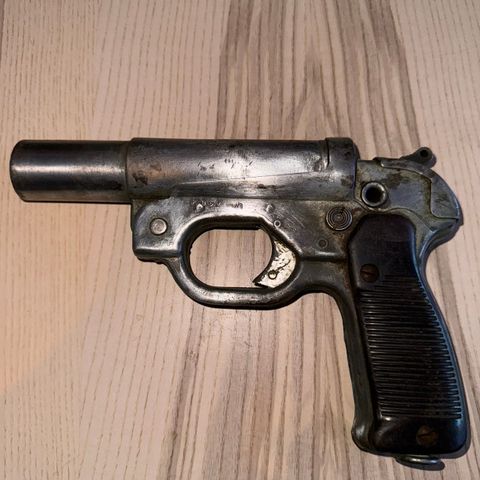 LP42 signal pistol