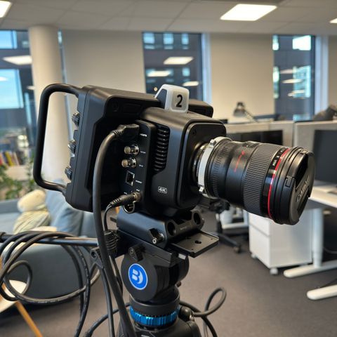 Blackmagic Studio Camera 4K Pro med Speed Booster til EF objektiv