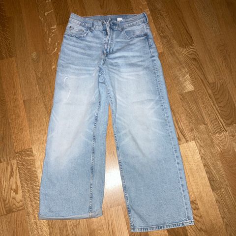 Selger Helt nye lyse blå baggy jeans for 375kr.