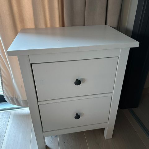 Hemnes nattbord/kommode med 2 skuffer