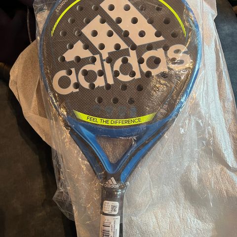 ESSNOVA padelracket fra Adidas