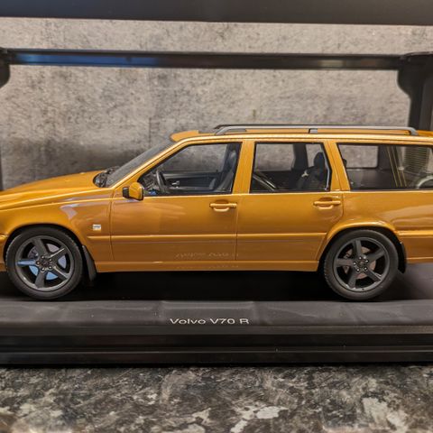 Volvo V70 R P80 1998 modell - Saffran DNA Collectibles Limited Edition 1:18