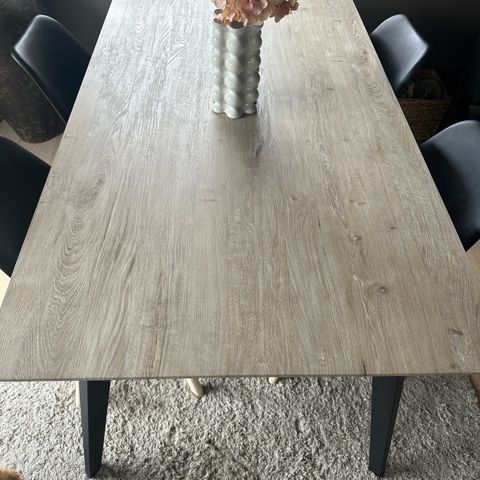 Spisebord med stoler