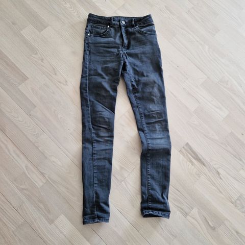 Never denim jeans fra bik bok. Str: M/31.