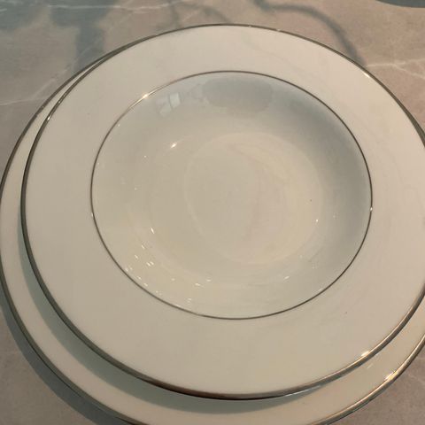 Platinum middagservice 12personer. Royal porcelain