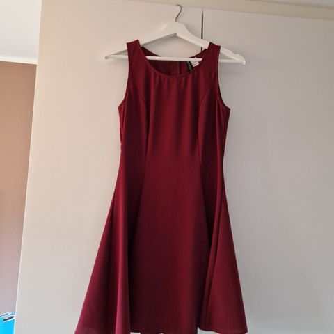Rød kjole fra H&M. Str 38.