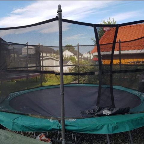 Stor trampoline til salgs