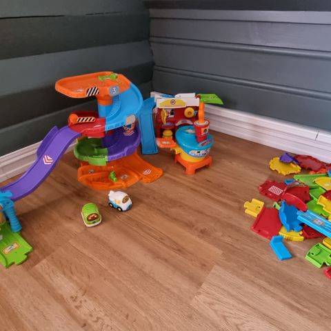 Vtech parkeringshus, flyplass, brannstasjon og bilbane