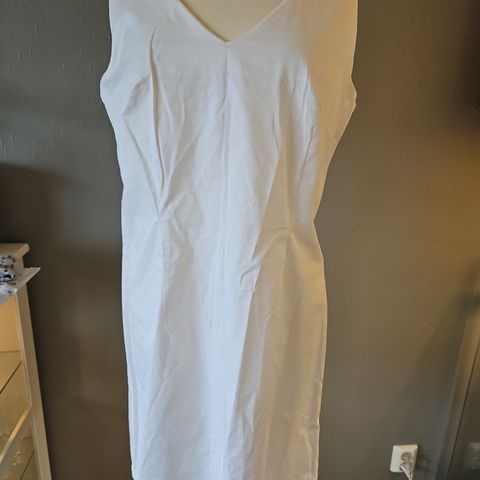 Ubrukt hvit kjole