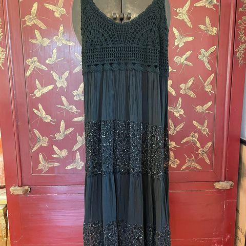 Nydelig svart stroppekjole -  kjole