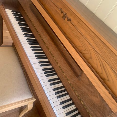 Schimmel piano selges