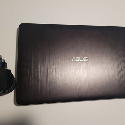 ASUS bærbar PC med lader